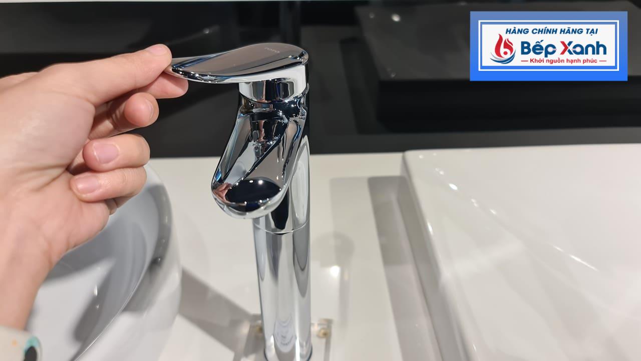 Tay gạt nước êm, dễ sử dụng