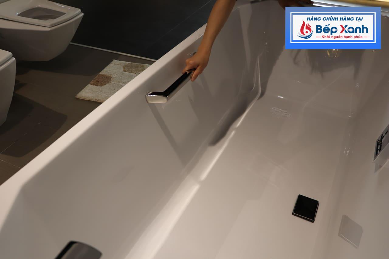 Tay vịn chắc chắn ở thành bồn