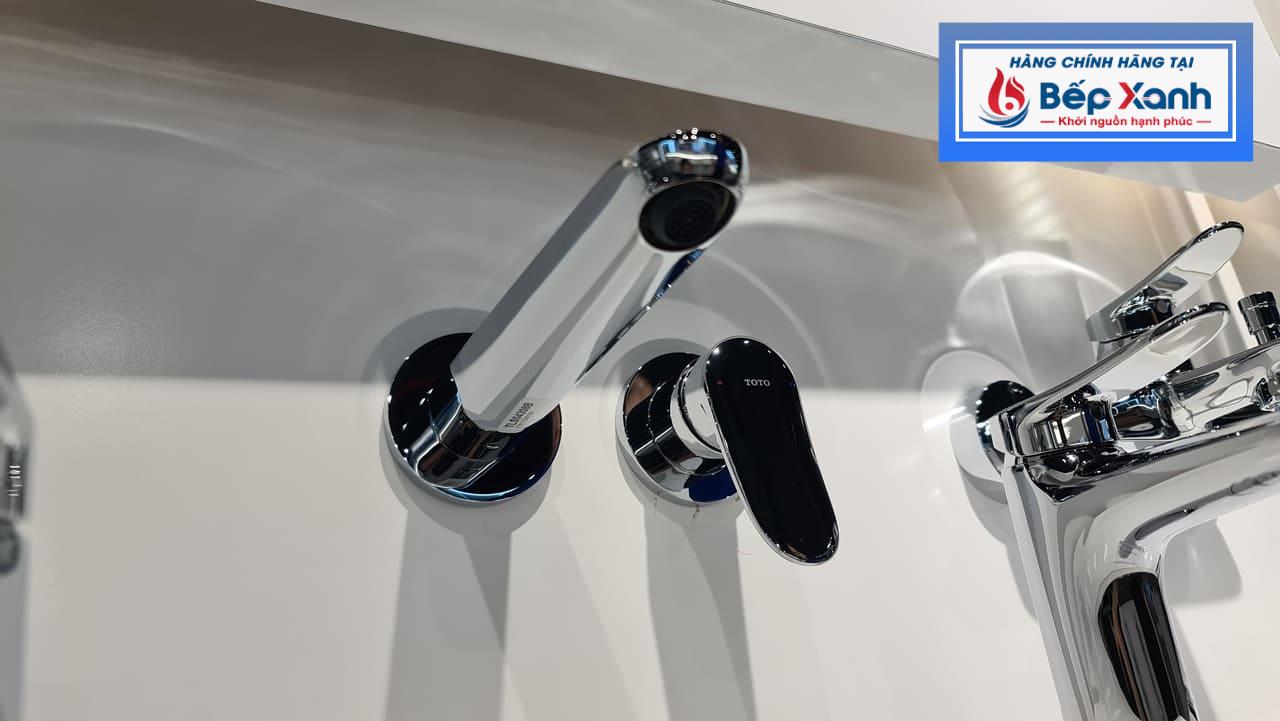 Vòi gắn tường TOTO TLS04308B lắp đặt chắc chắn