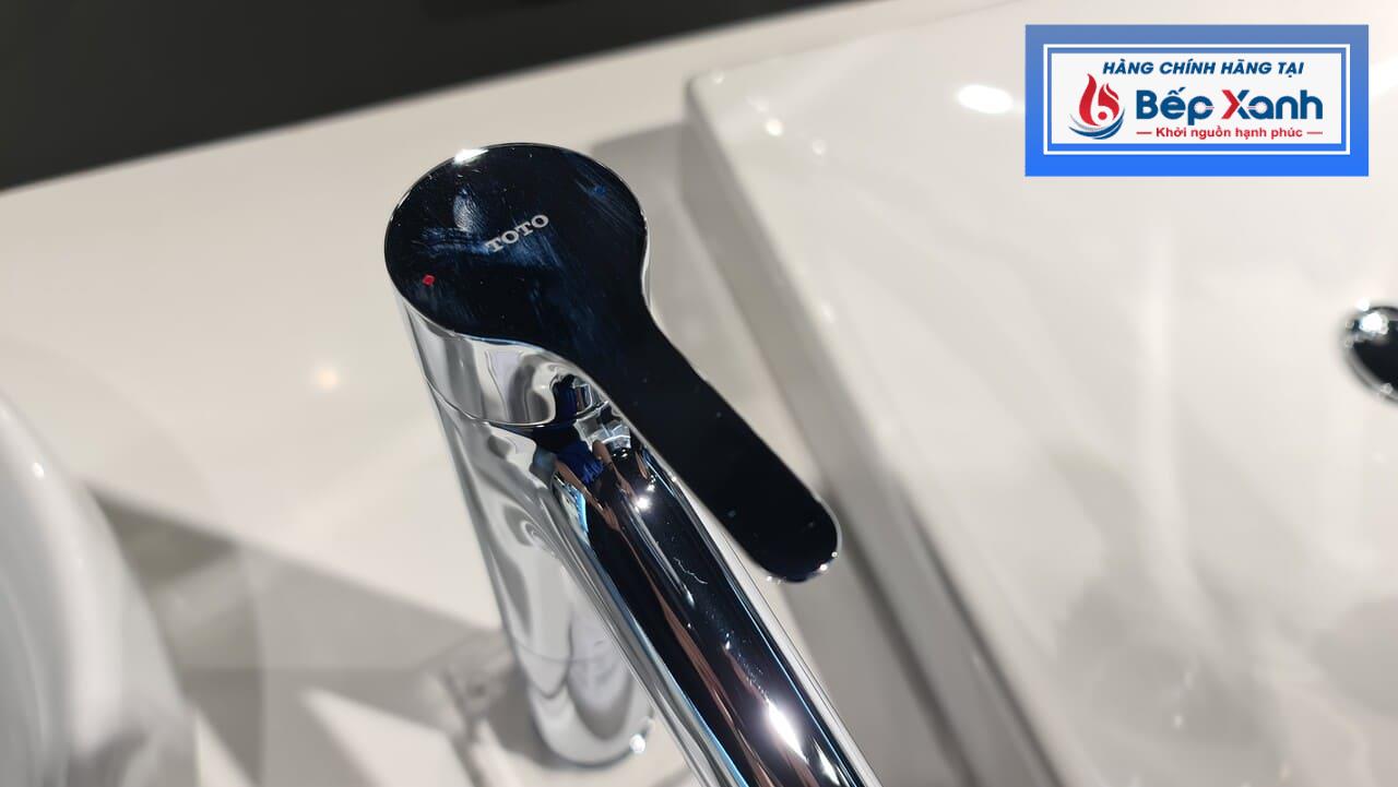 Ký hiệu đường nước trên tay gạt dễ phân biệt