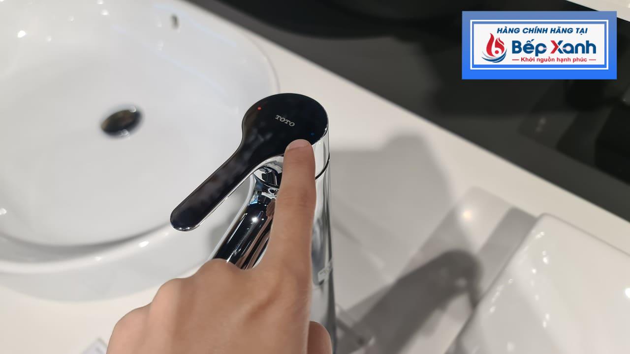 Ký hiệu đường nước trên tay gạt dễ phân biệt