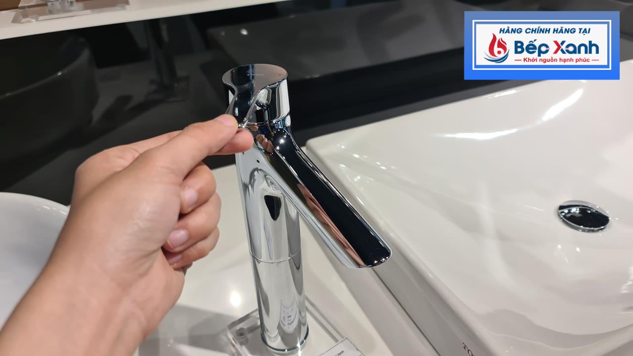 Tay gạt êm ái, dễ lấy nước
