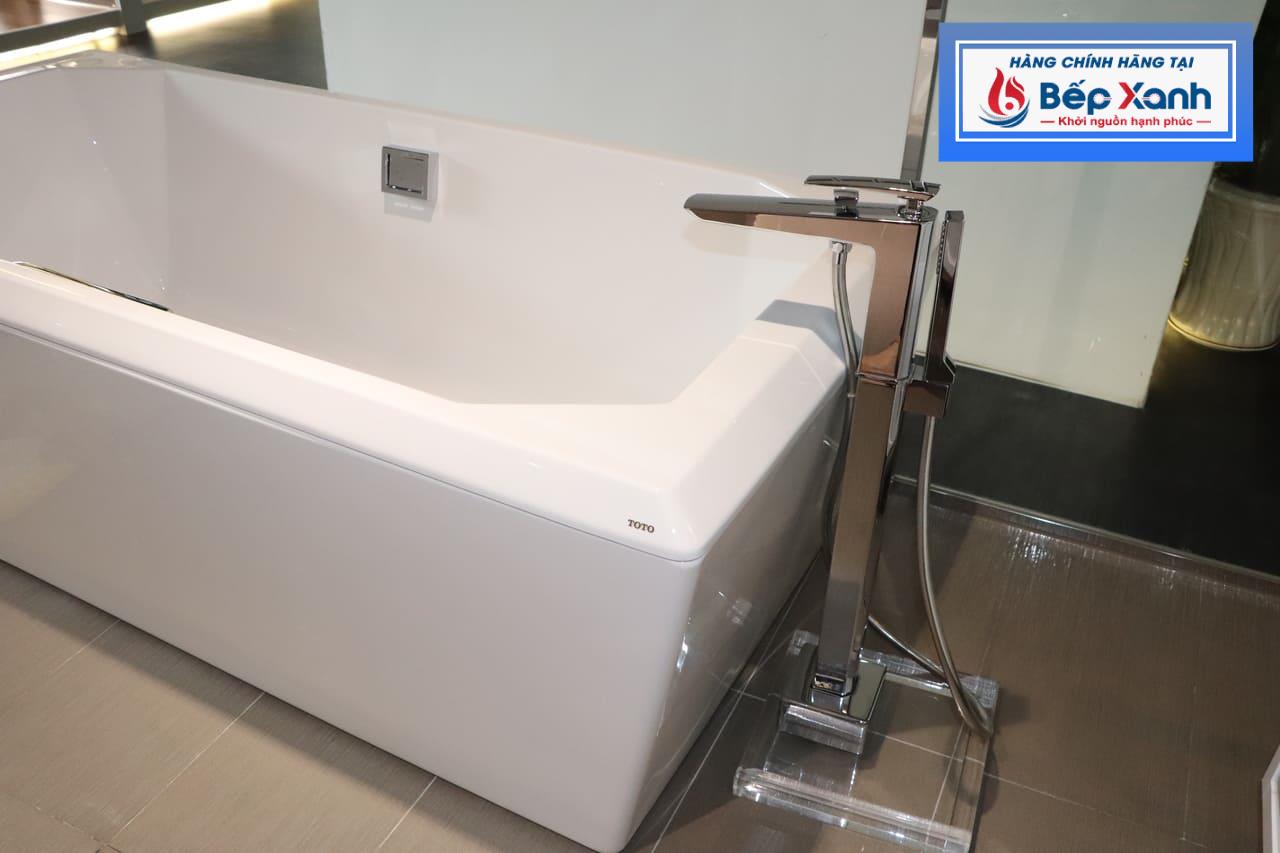 Bồn tắm nên kết hợp với vòi đặt sàn